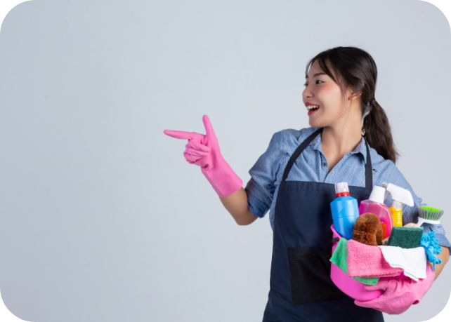 joven-ama-de-casa-lleva-guantes-amarillos-mientras-limpia-con-el-producto-de-limpieza-en-la-pared-blanca
